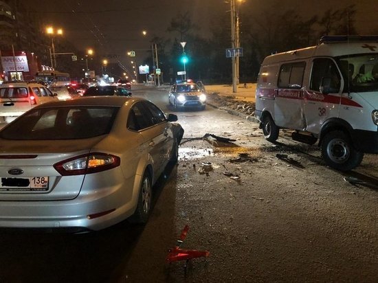 Два фельдшера бригады скорой помощи пострадали в ДТП в Иркутске