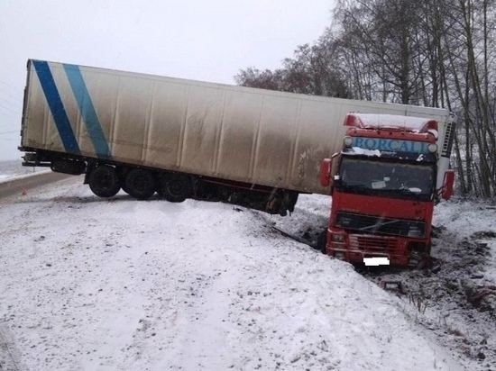 Фуру выбросило в кювет на скользкой дороге в Вологодской области