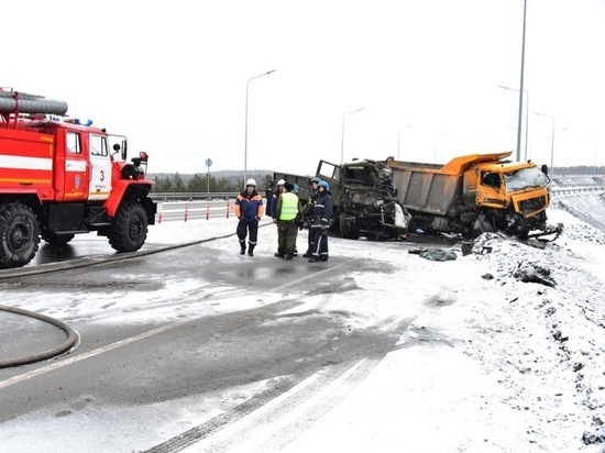 В столкновении двух грузовиков на Ленинградке погиб один водитель