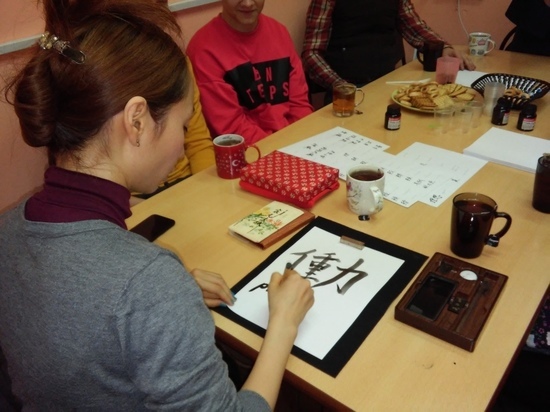 Молодежь Саранска учили каллиграфии по-японски