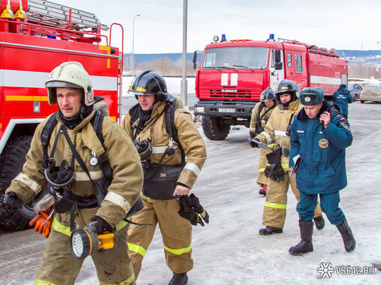 Кемеровчан ночью эвакуировали из горящего многоэтажного дома