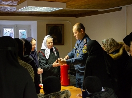 Пожарные рассказали монахиням в Твери об опасности свечей