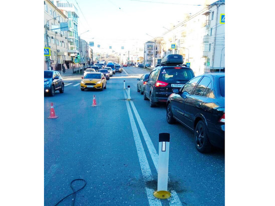 На пeрекрестке улиц Калинина и Ярославской установили сигнальные столбики