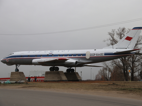 В Тверской области открыли памятник самолету Ту-124