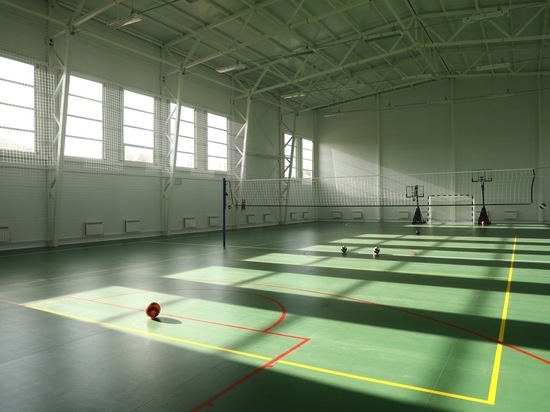 Губернатор Андрей Бочаров осмотрел новый спортивный зал в школе Пятиморска