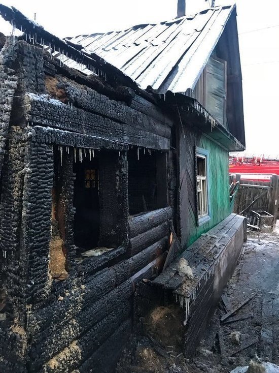В Иркутске сгорели частный дом и гараж. Погиб мужчина