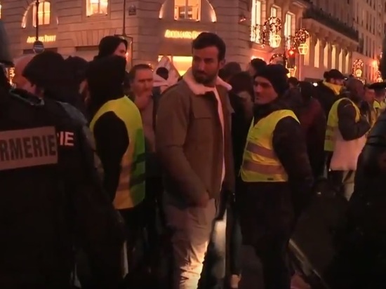 Во Франции пострадали свыше 200 протестующих