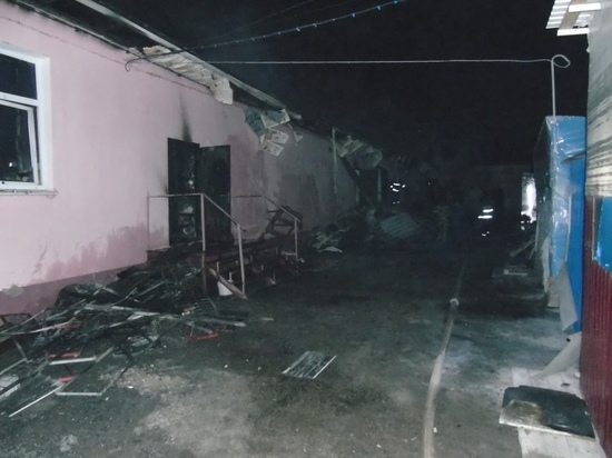 Пожар уничтожил четыре склада на книжном рынке в Калуге