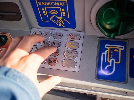 Правоохранители возбудили уголовное дело за забытые в банкомате деньги