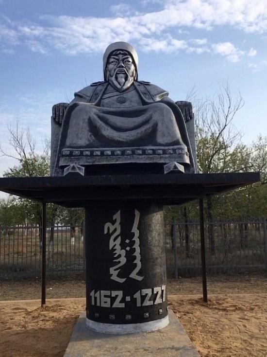 В калмыцком селе появилась статуя Чингисхана