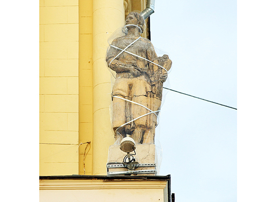 В ожидании реставрации статуи завернули в сетку — иначе не дотянут до весны