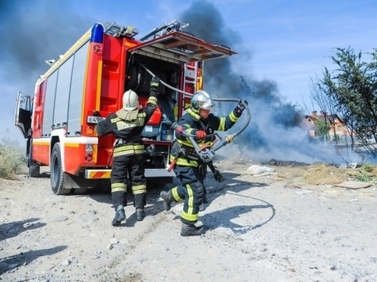 Три часа не могли потушить пожарные сено под Волгоградом