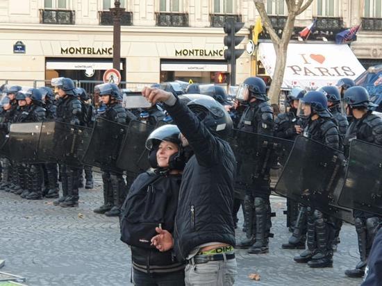 Полиция в Париже разогнала митинг против повышения цен на бензин