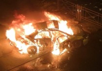 В Санкт-Петербурге в ночь с воскресенья на понедельник произошла крупная автоавария, в результате которой одна машина загорелась