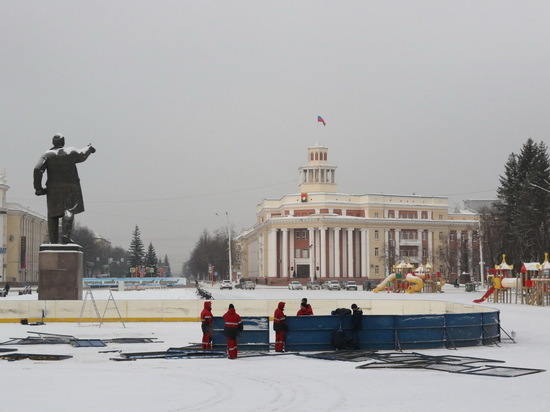 В центре Кемерова устанавливают хоккейную коробку