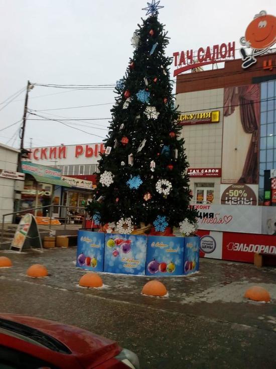 На омских рынках установят новогодние елки