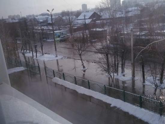 В Омске перекрыли улицу из-за прорыва водопровода