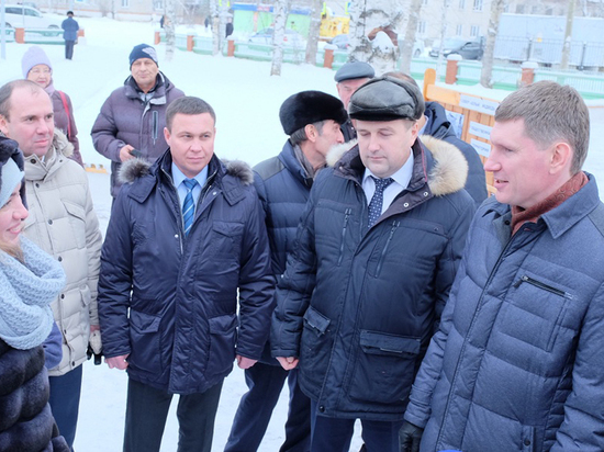 Губернатор посетил строй-площадку школы, больницу, стадион и сквер в Красновишерске