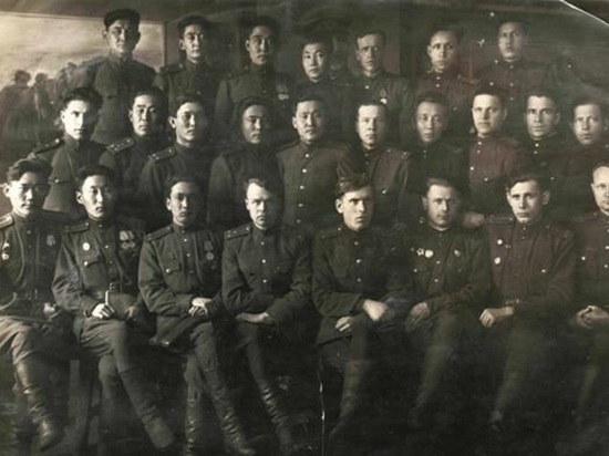 Кто назовет имена офицеров-калмыков на снимке  1944 года