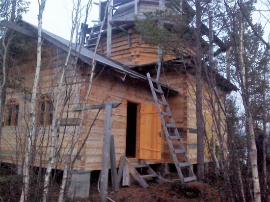 Житель Мурманска строит церковь в лесу
