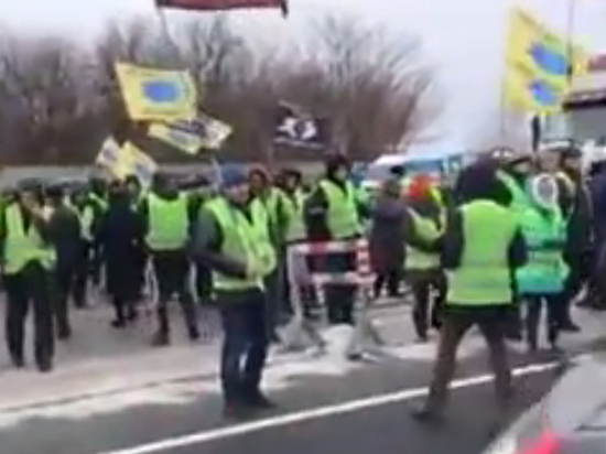 Митингующие перекрыли улицы 22 городов и все центральные трассы страны