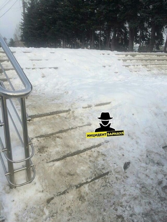 Жители Барнаула жалуются на обросшую снегом и льдом лестницу
