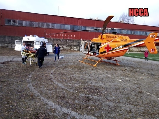 Узнали, что на стадионе Медвежьегорска делал вертолет