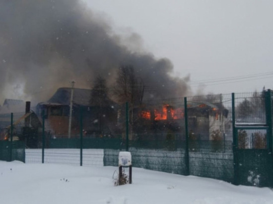 В поселке Красный Яр потушили крупный дачный пожар В поселке Красный Яр потушили крупный дачный пожар