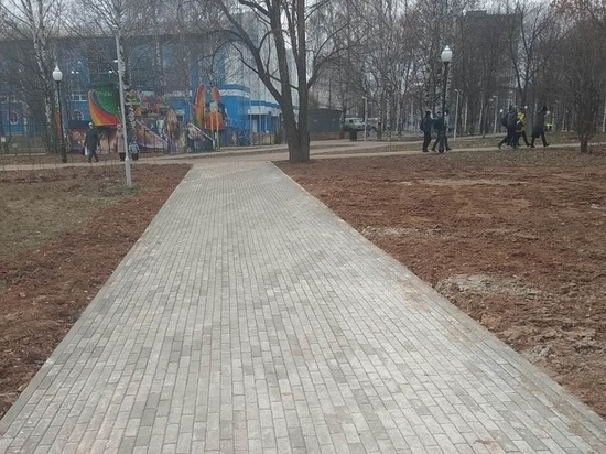 В Кочуровском парке обновили пешеходную аллею