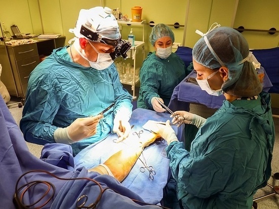 Кубанские хирурги спасли руку пациентки 18-ю операциями