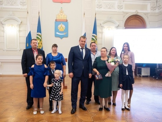 Астраханским матерям дали по медалям