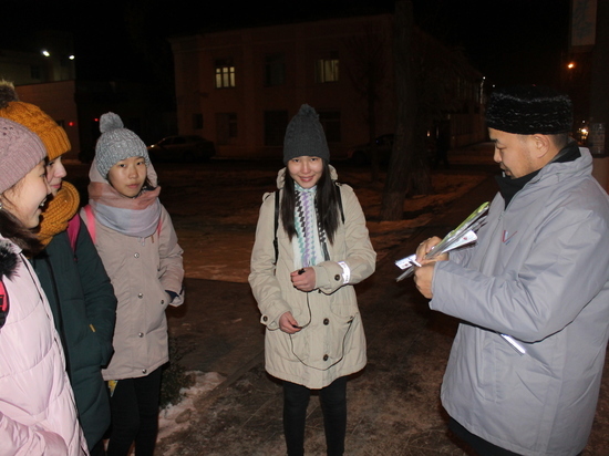 Представители ОНФ в Калмыкии раздали детям светоотражающие элементы