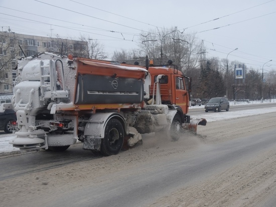 Дорожные службы Ульяновска борются со снегом