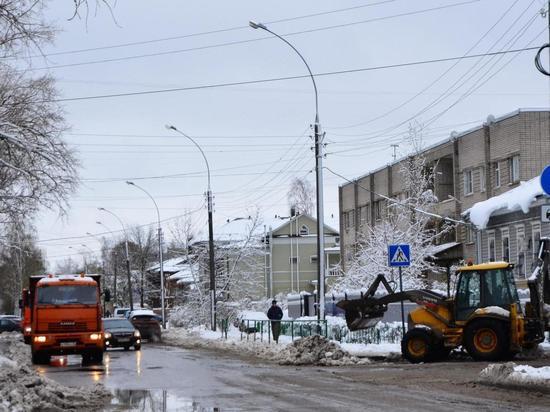 На страже порядка: коммунальщики продолжают расчищать улицы Вологды