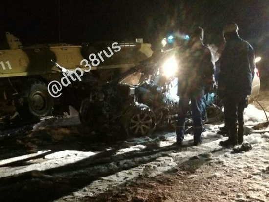 Lexus врезался в БТР на Качугском тракте
