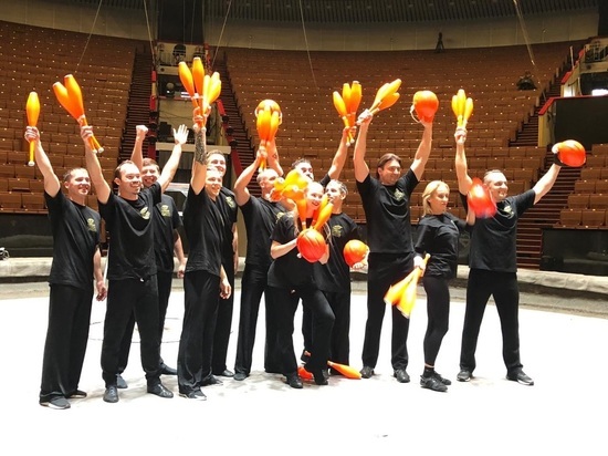 12 человек жонглировали булавами на высоте 24 метра