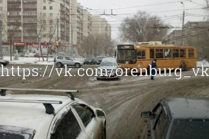 Троллейбус на восток. Авария в Оренбурге улица Карагандинская. Уничтожение троллейбуса в Оренбурге. Закроют Оренбургского троллейбуса. Троллейбус Оренбург фото сбоку.