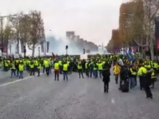 Недовольные ростом цен на бензин штурмуют кордоны