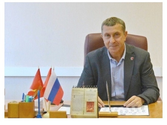 Серпуховичек поздравляет председатель городского Совета депутатов