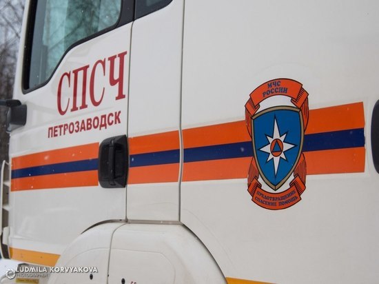 В Петрозаводске мужчина упал в трубу многоэтажки в центре
