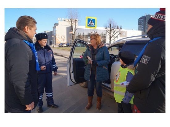 В Серпухове дорожные инспекторы поздравили матерей с праздником
