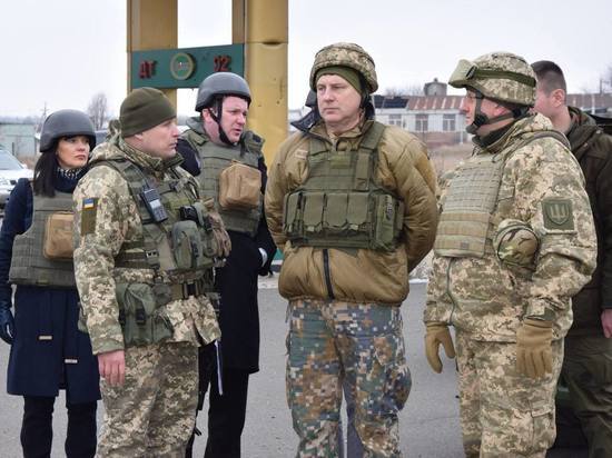 Президент Латвии посетил зону конфликта в Донбассе