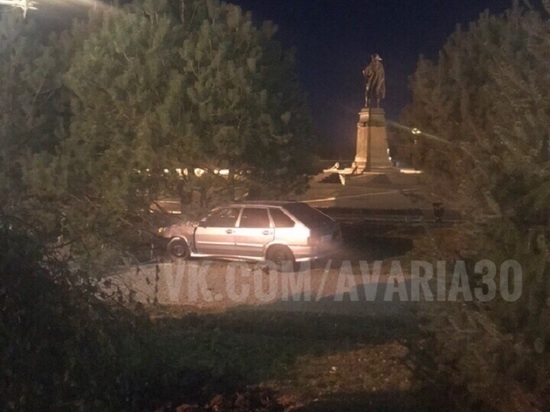 На плитке кровь: в Астрахани автомобиль вновь въехал в дерево у Петра I