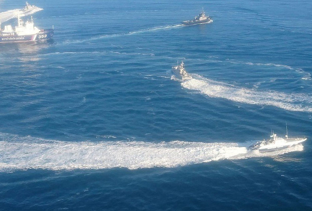 Морская провокация Украины: тревожные кадры из района Керченского пролива  