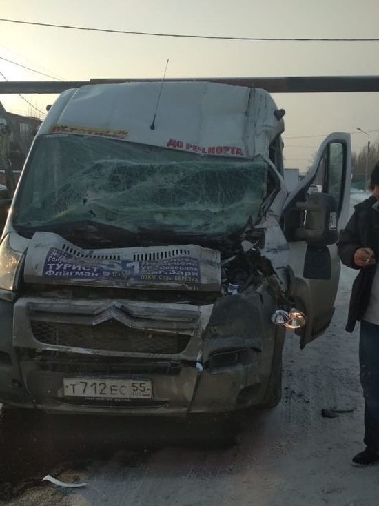 Омская маршрутка въехала в КамАЗ, пострадали три пассажира