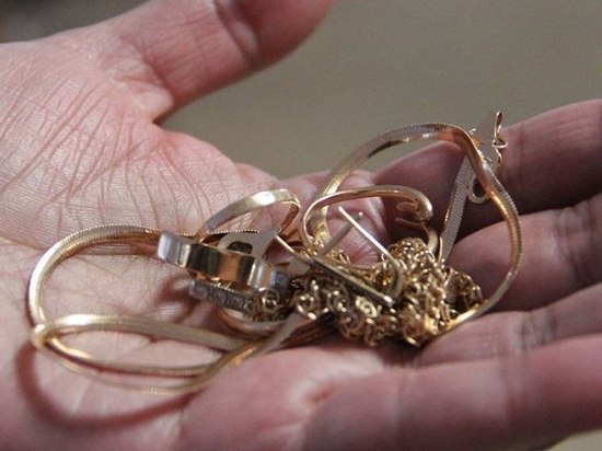 В Тамбовском районе женщина похитила золотые украшения у своей знакомой