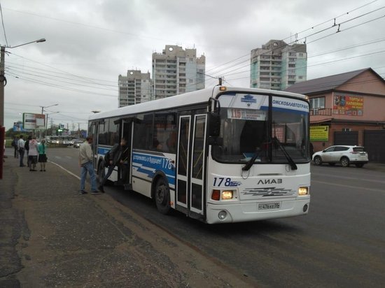 В Омске пустили два автобусных маршрута до ж/д вокзала