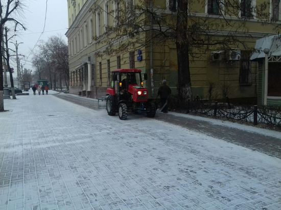 25 ноября на уборку города от снега вышло 129 единиц техники: из них - 52 пескоразбрасывателя и 17 тракторов со щётками