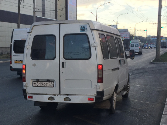  В Астрахани маршрутка перевозит пассажиров на табуретке
