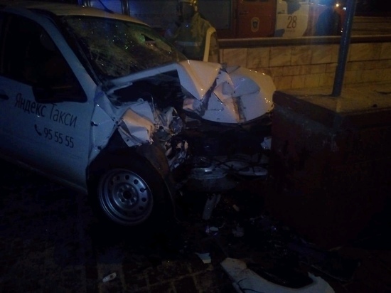 В Омске такси влетело в подземный переход, пострадали два пассажира